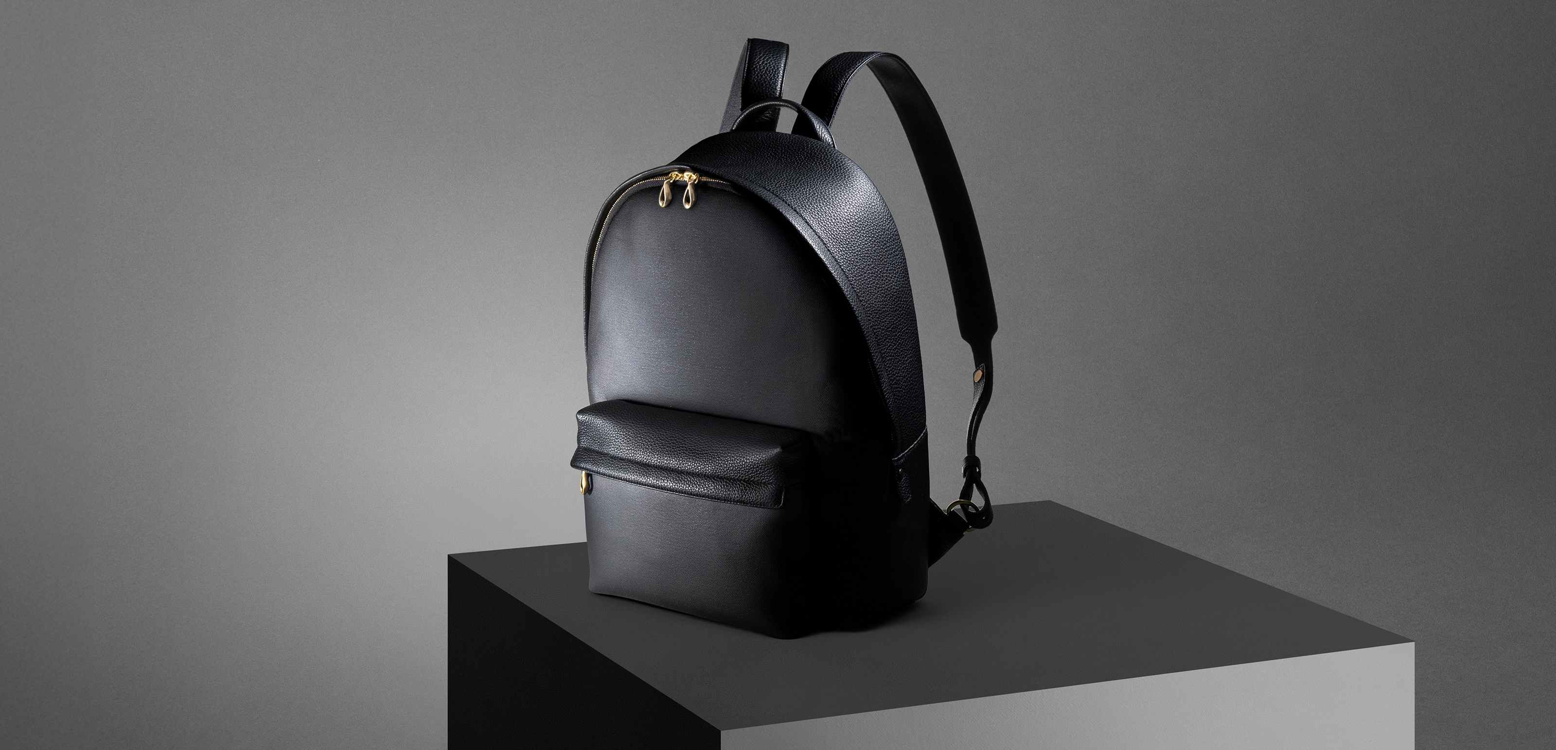 季節を選ばないスタイリッシュさで、大きく自信を持って歩き出せる《Strider》。