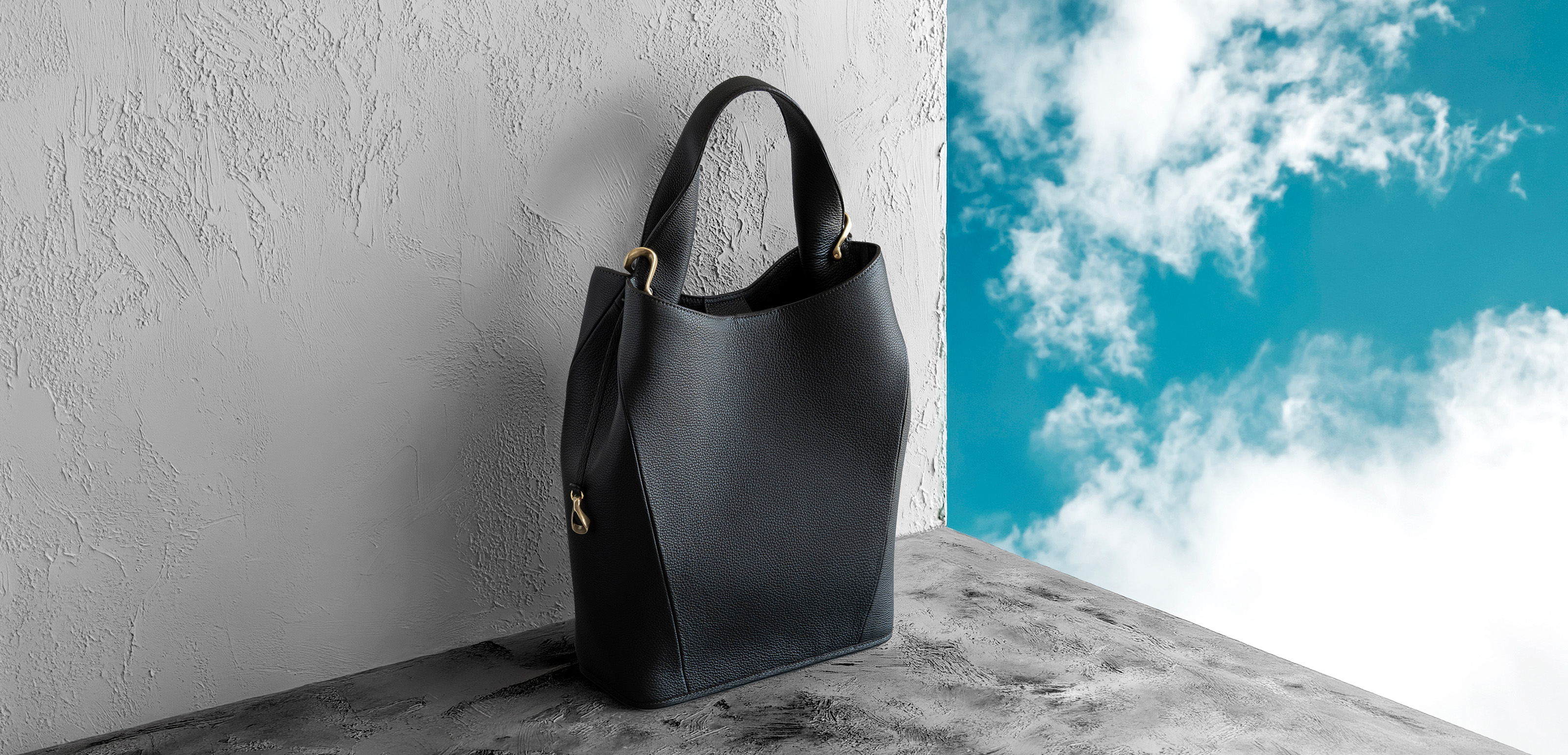 静けさの中に、軽やかな個性を宿すワンハンドルトート。