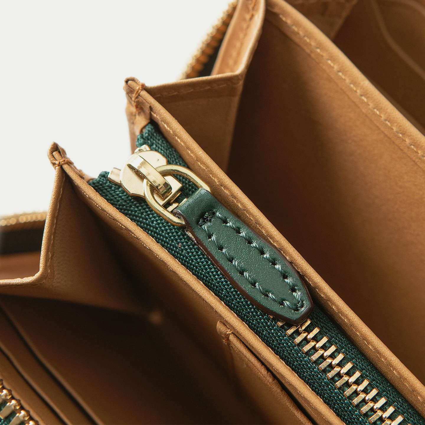コードバン ラウンドジップ長財布 - British Green - | ETiAM