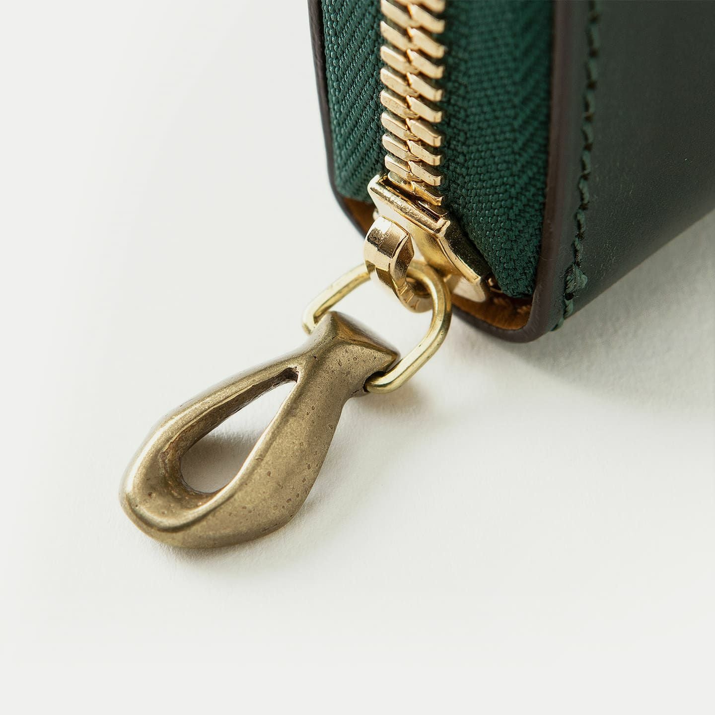 コードバン ラウンドジップ長財布 - British Green - | ETiAM