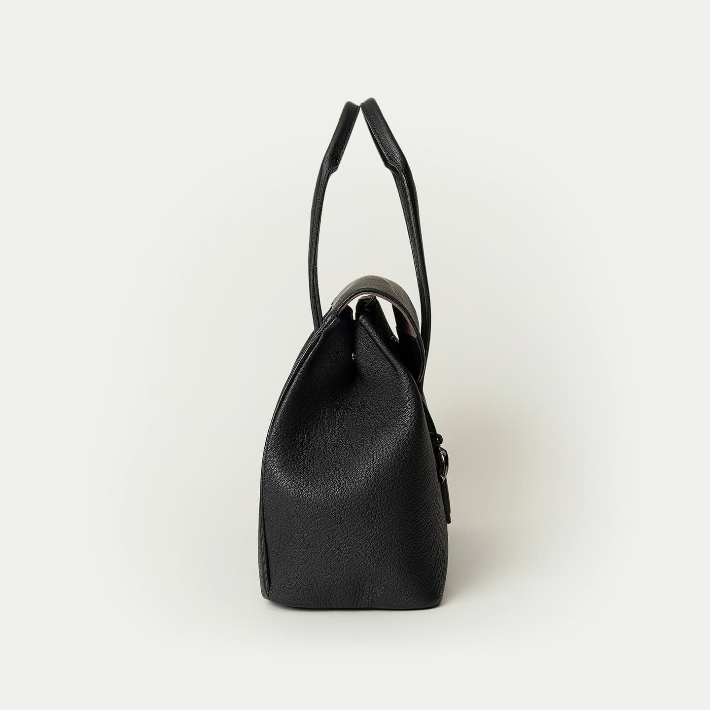 ETiAM ハンドバッグ　ブラック ゴート フラップトートバッグ(S)《Embrace》 - Black - | ETiAM