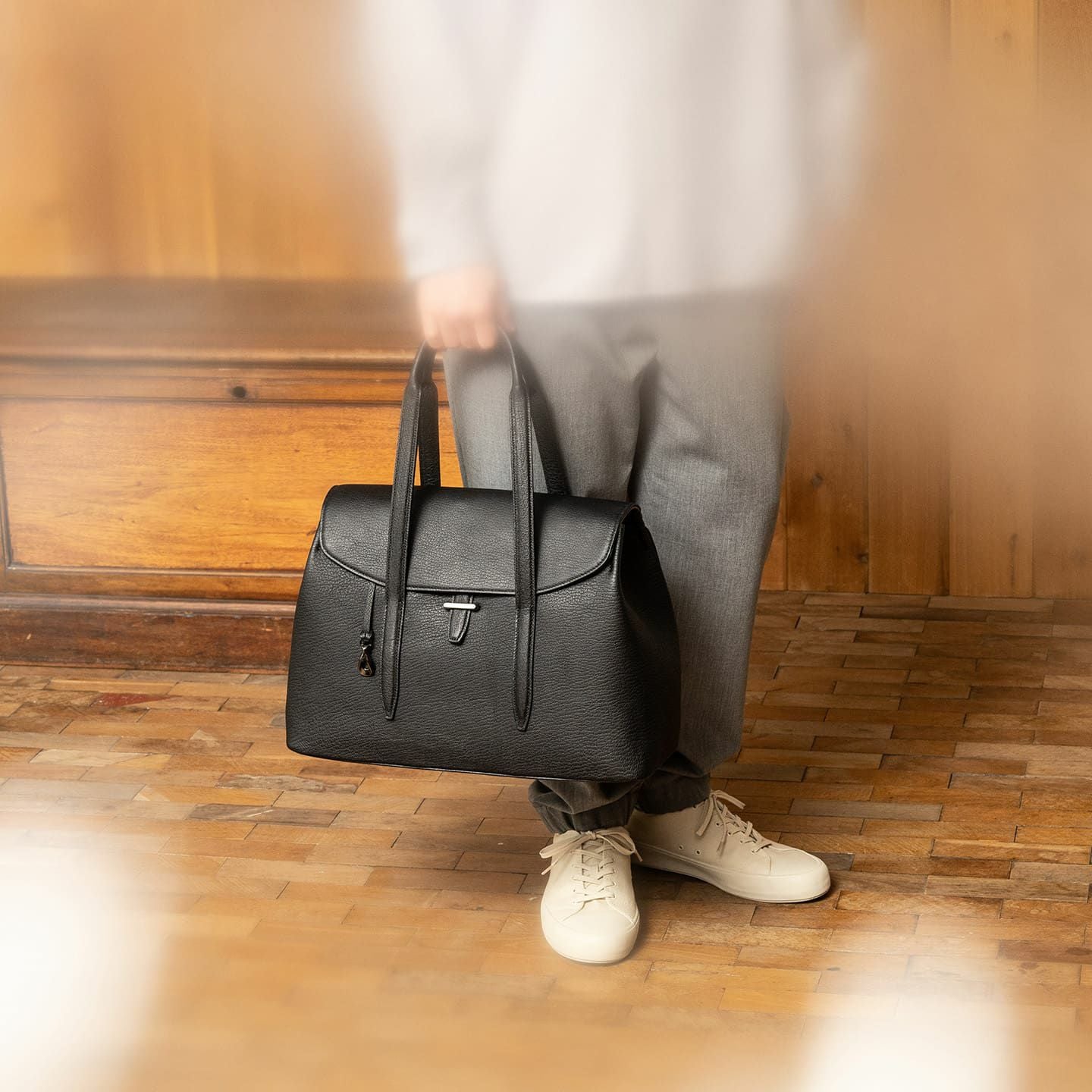 ゴート フラップトートバッグ(S)《Embrace》 - Black - | ETiAM