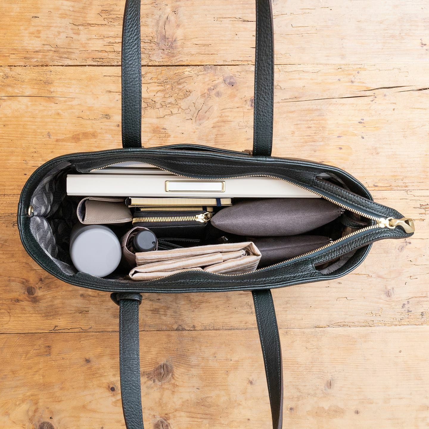 シュリンク ファスナートートバッグ（L）《Flexi》 - Black - | ETiAM