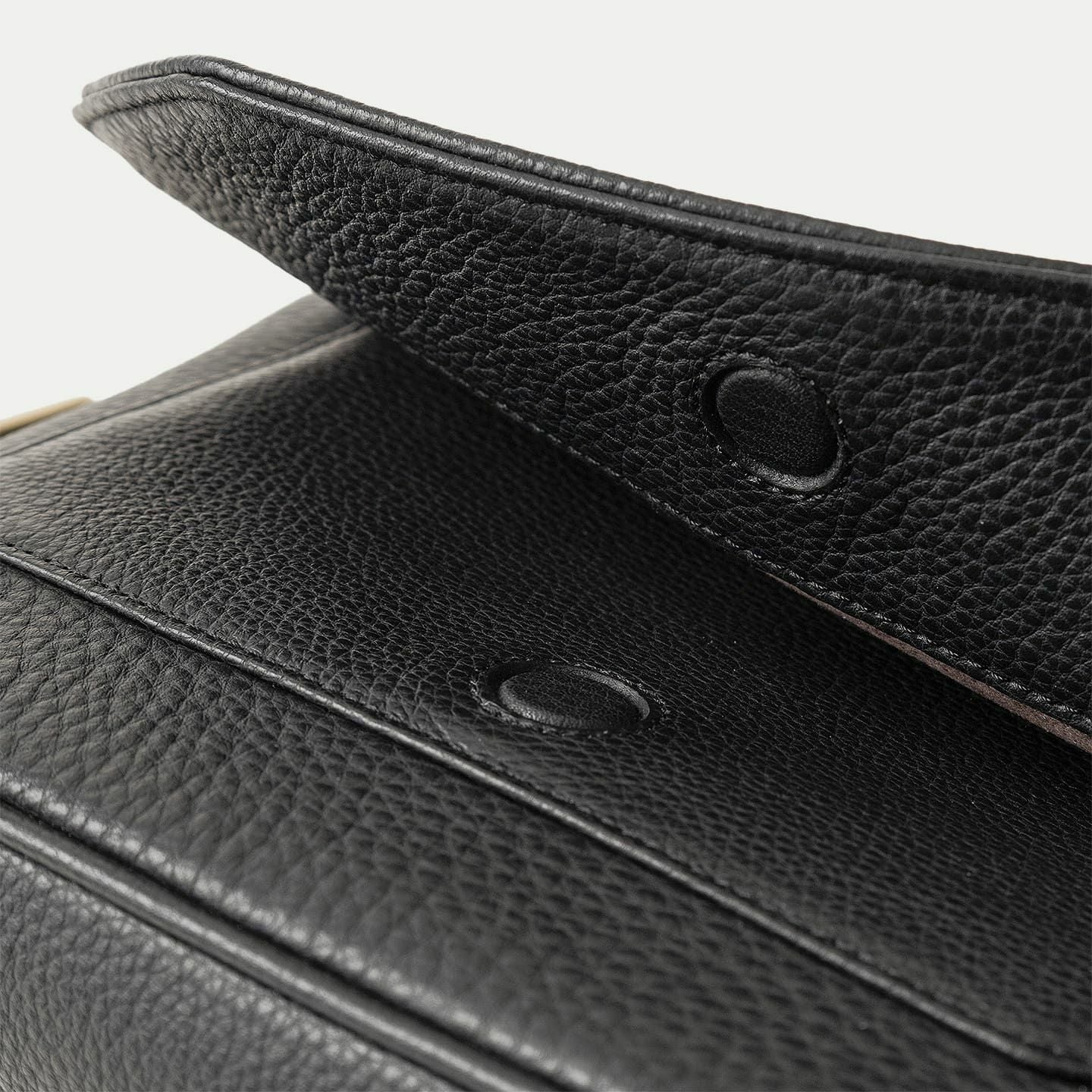 シュリンク ボディバッグ《Liberty》 - Black - | ETiAM