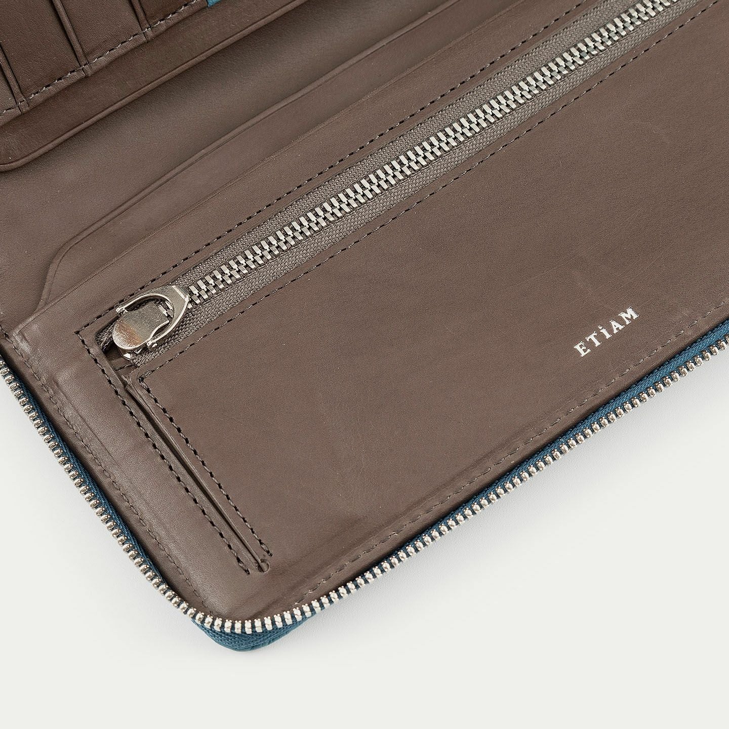 シュランケンカーフ ラウンドジップ長財布 - Light Blue - | ETiAM