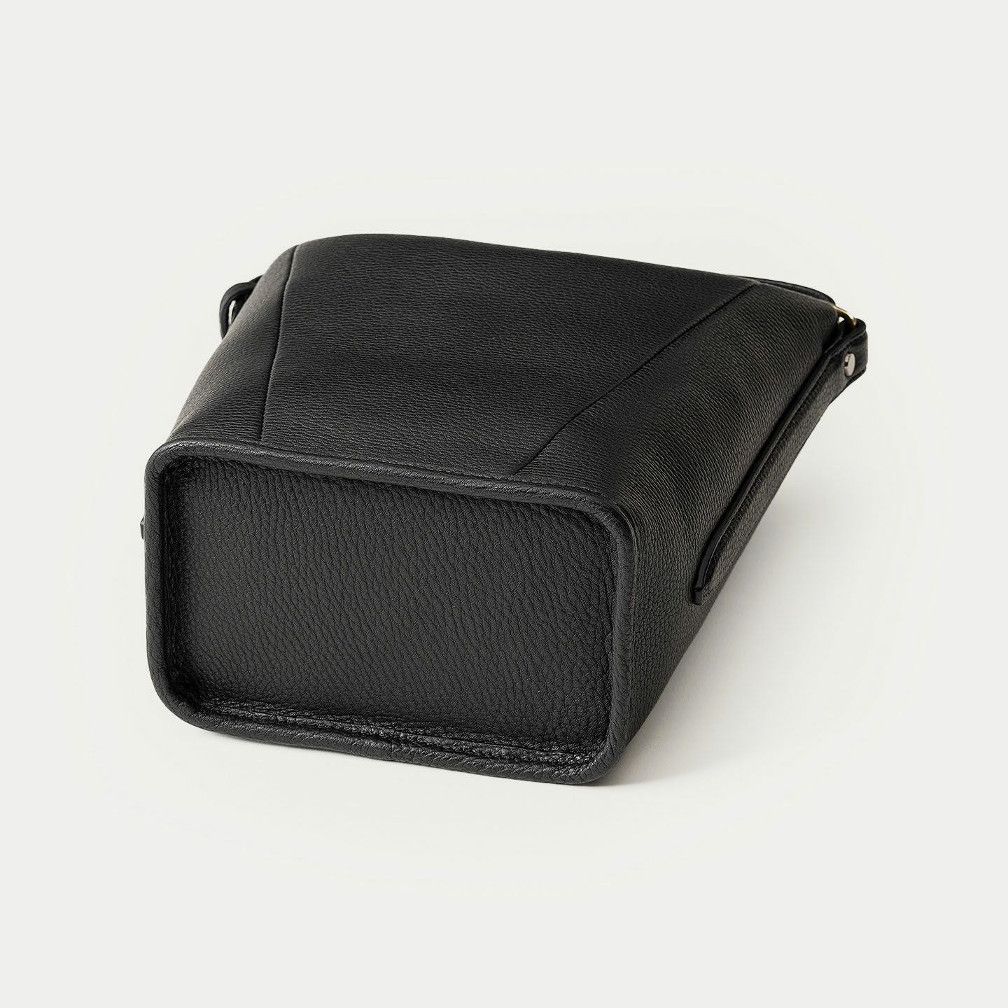シュリンク ハンド＆バングルバッグ《Follow》 - Black - | ETiAM