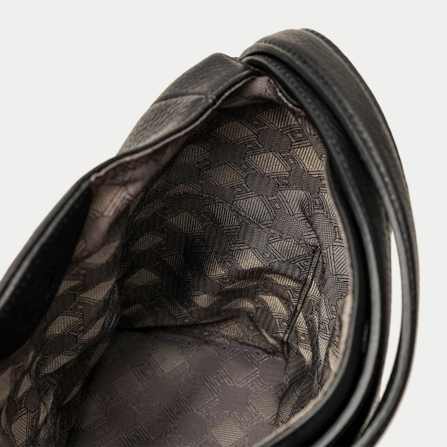 シュリンク ハンド＆バングルバッグ《Follow》 - Black - | ETiAM