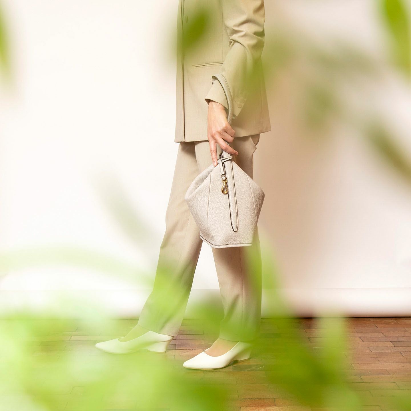 シュリンク ハンド＆バングルバッグ《Follow》 - Black - | ETiAM