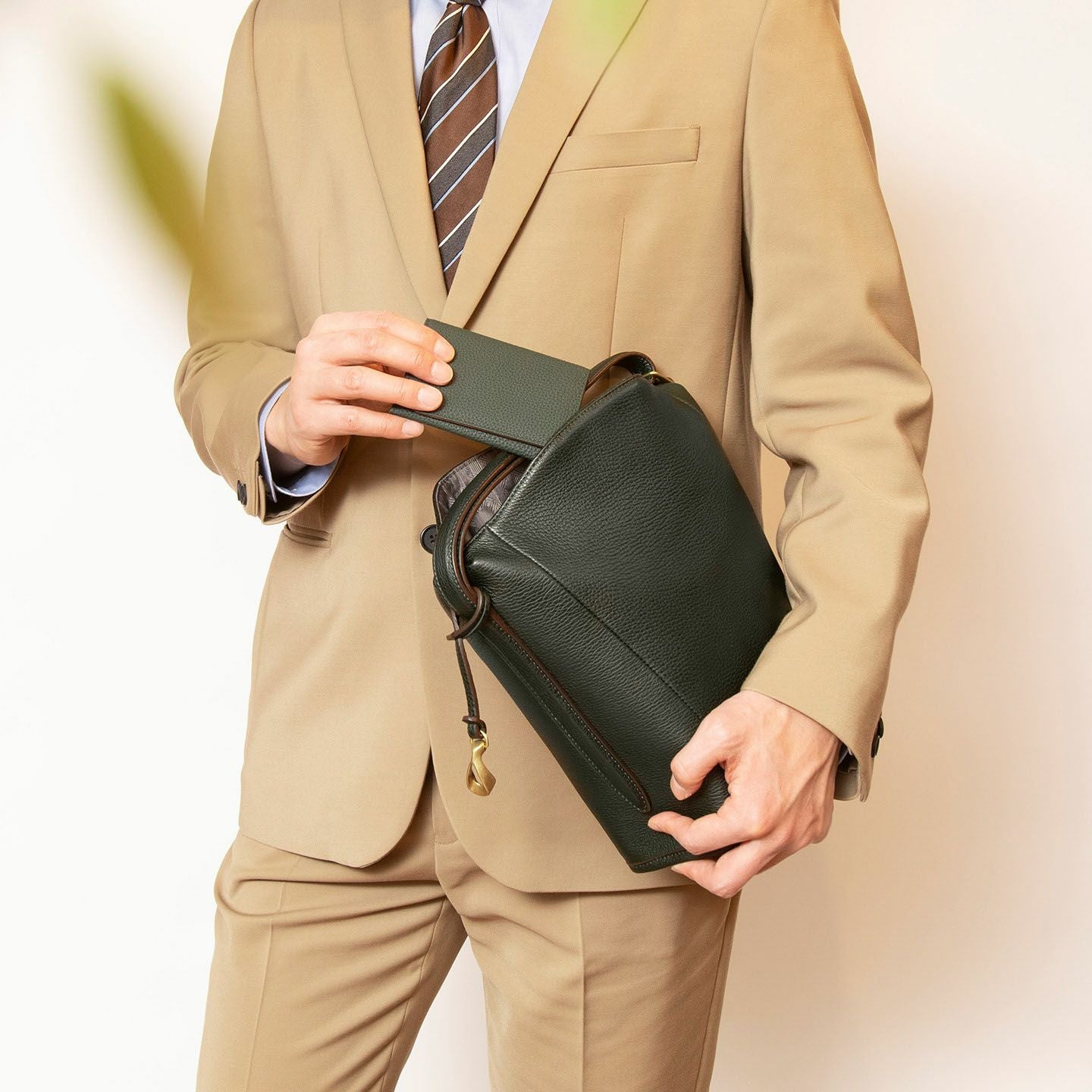 シュリンク ハンド＆バングルバッグ《Follow》 - Oak - | ETiAM