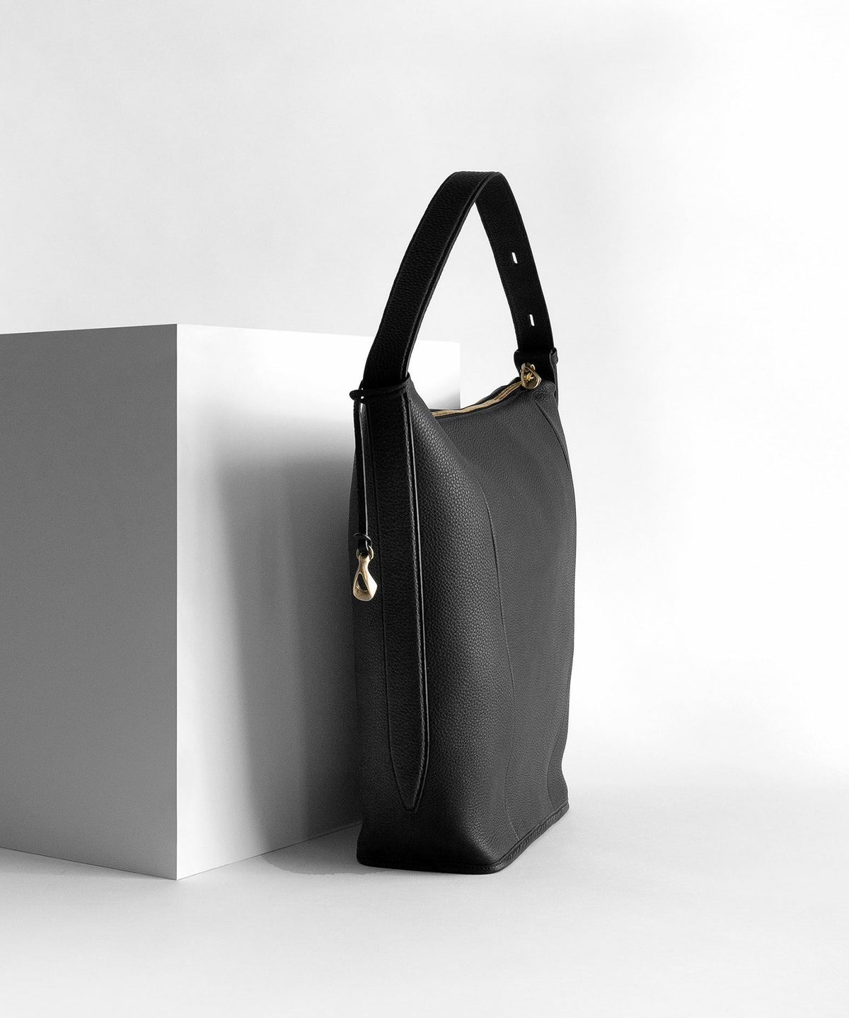 シュリンク 縦型ホーボーバッグ《Focus》 - Black -