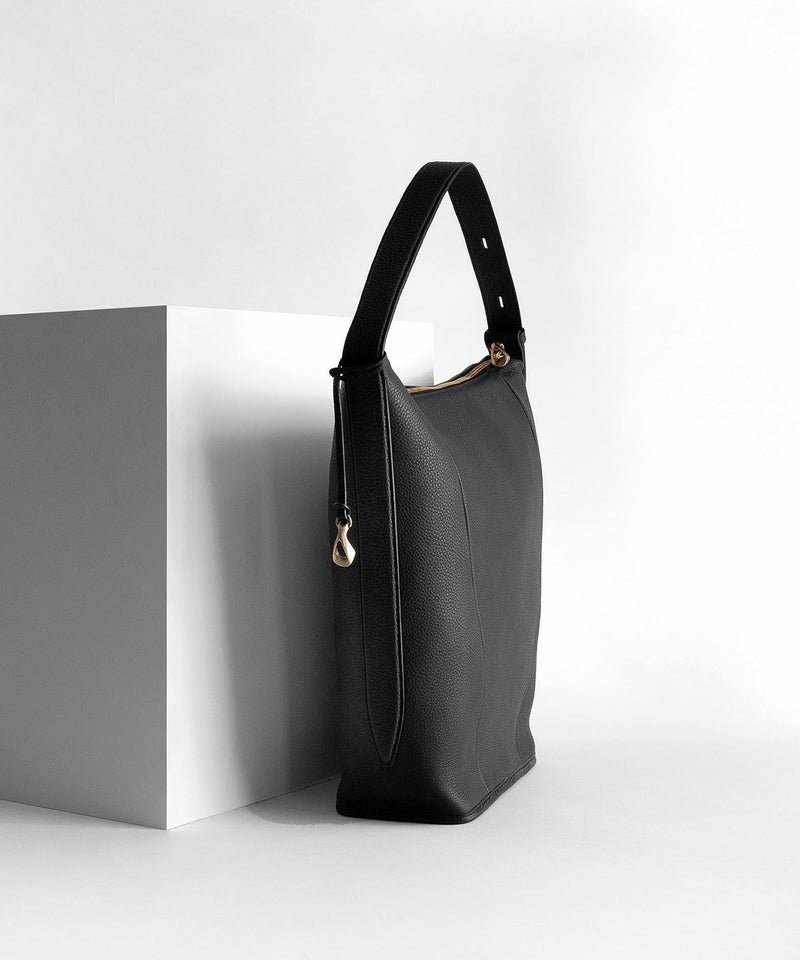 シュリンク 縦型ホーボーバッグ《Focus》 - Black -