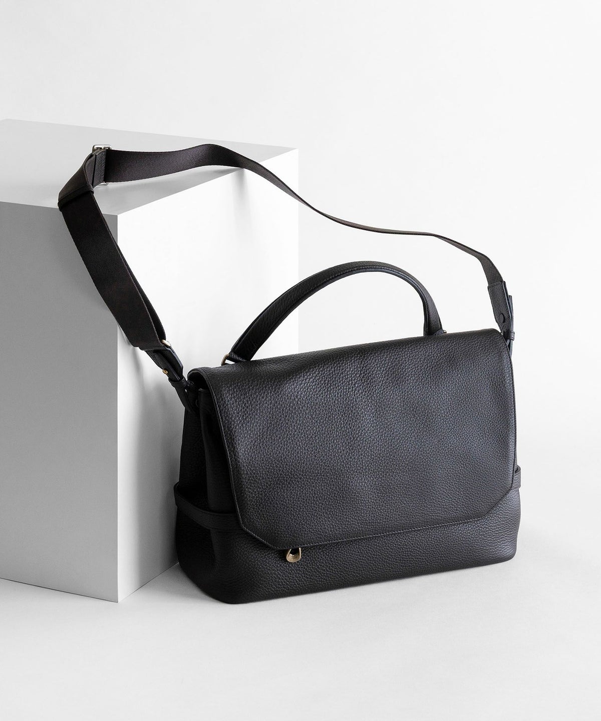 シュリンク フラップショルダーバッグ《Forward》 - Black -