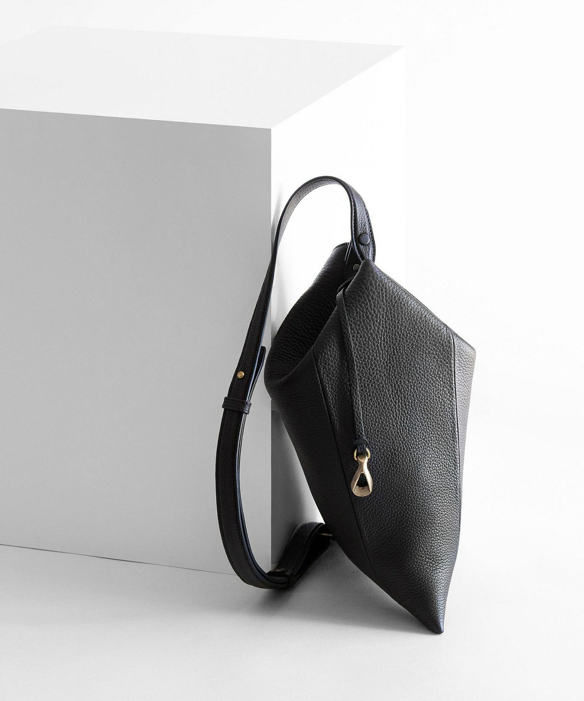 シュリンク トライアングルショルダー《Vertex》 - Black -