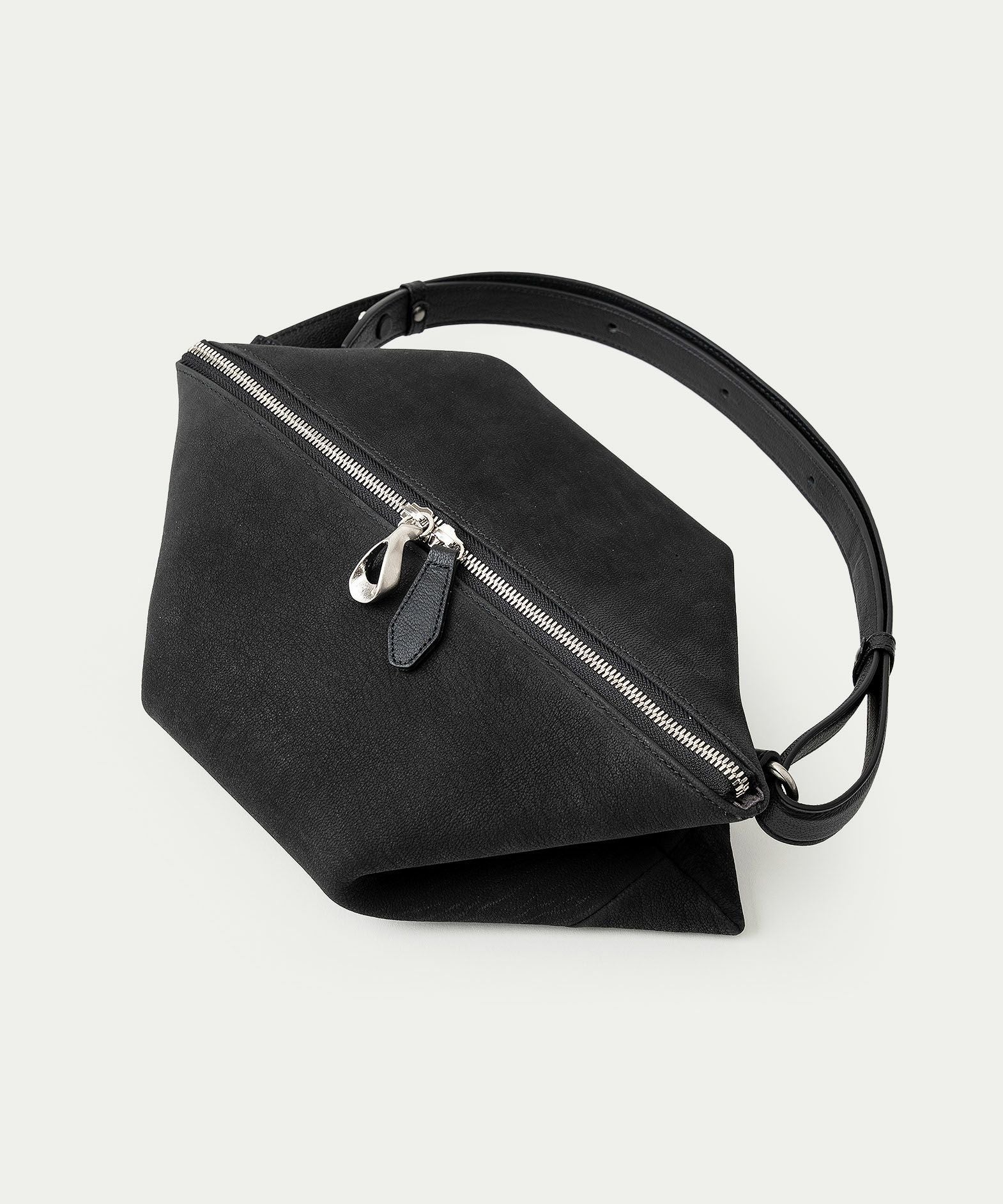 ブラック トライアングル ショルダーバッグ ヌバック トライアングルショルダー《Vertex》 - Black - | ETiAM